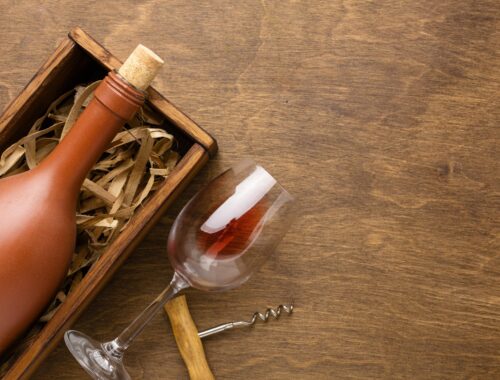 Vue de dessus bouteille de vin et verre avec tire-bouchon et copie-espace