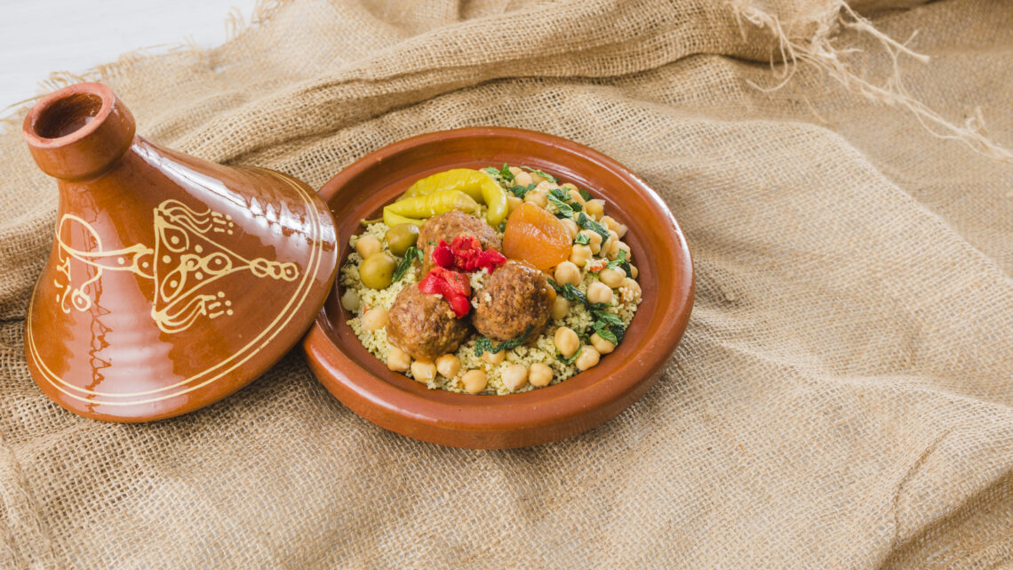 Plat végétarien marocain avec des aliments frais