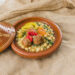 Plat végétarien marocain avec des aliments frais