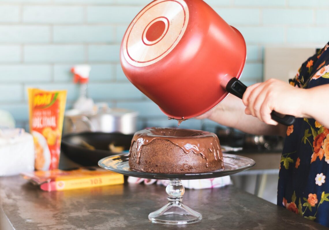 cake on stand