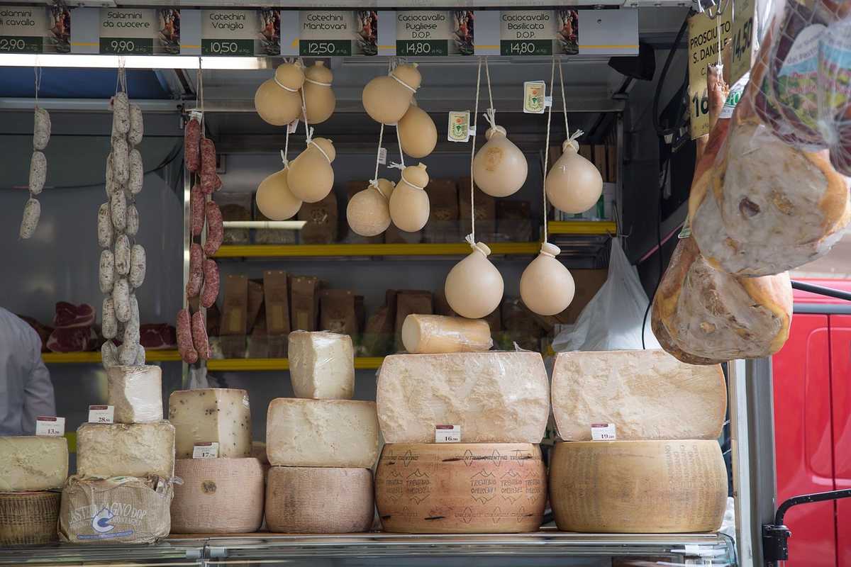 Fromages et charcuterie exposés sur un étal de marché