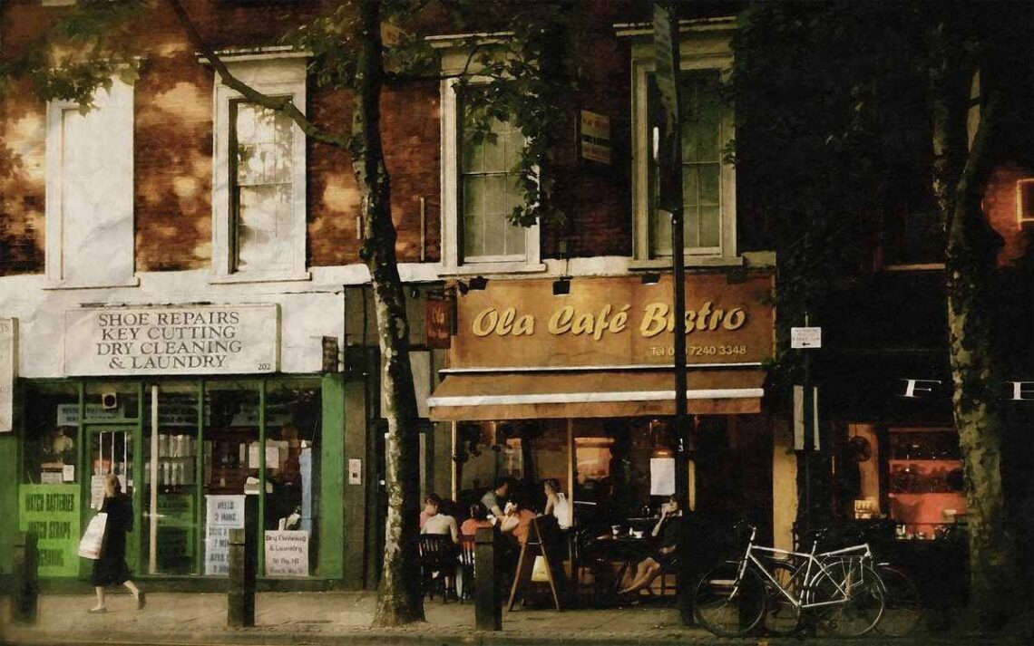 Rue animée avec café, vélo, piétons et bâtiments