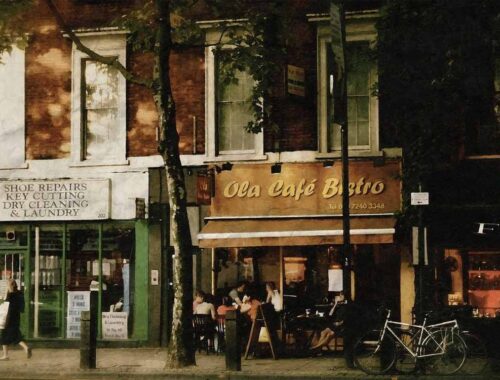 Rue animée avec café, vélo, piétons et bâtiments