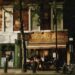 Rue animée avec café, vélo, piétons et bâtiments