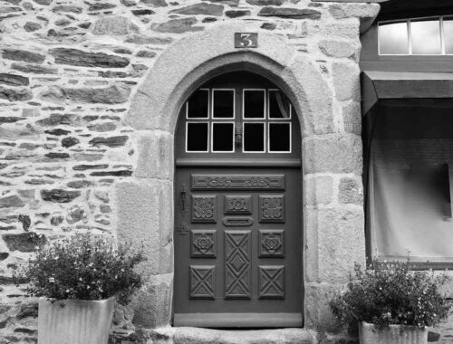 Eguisheim : les détails gravés que la foule ne voit pas sur les façades