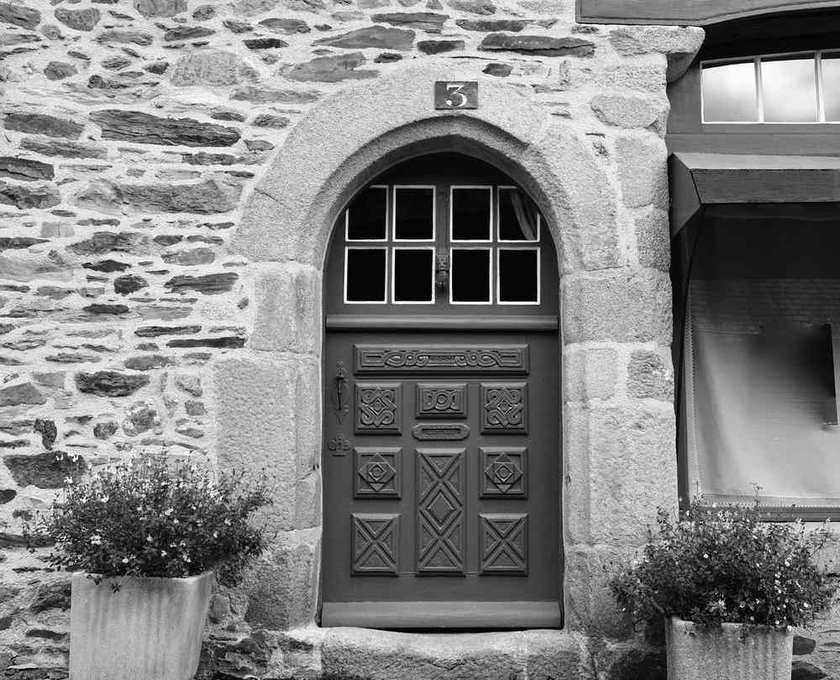 Eguisheim : les détails gravés que la foule ne voit pas sur les façades