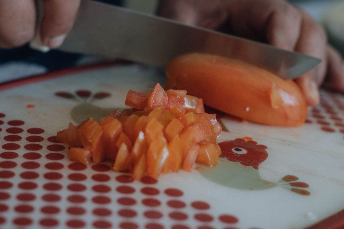 Tomate coupée en dés sur une planche à découper