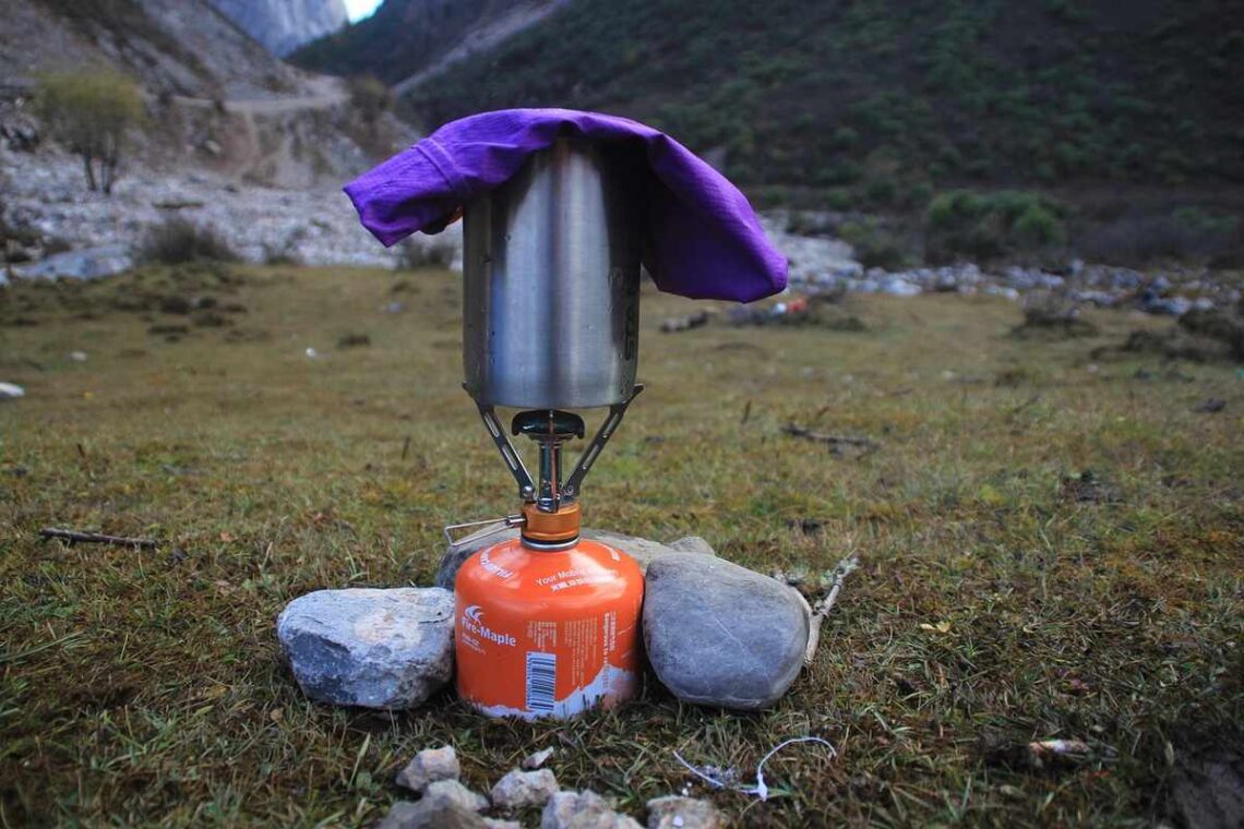 Réchaud de camping avec une casserole et un abri