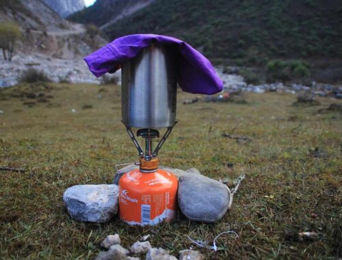 Réchaud de camping avec une casserole et un abri