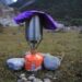 Réchaud de camping avec une casserole et un abri