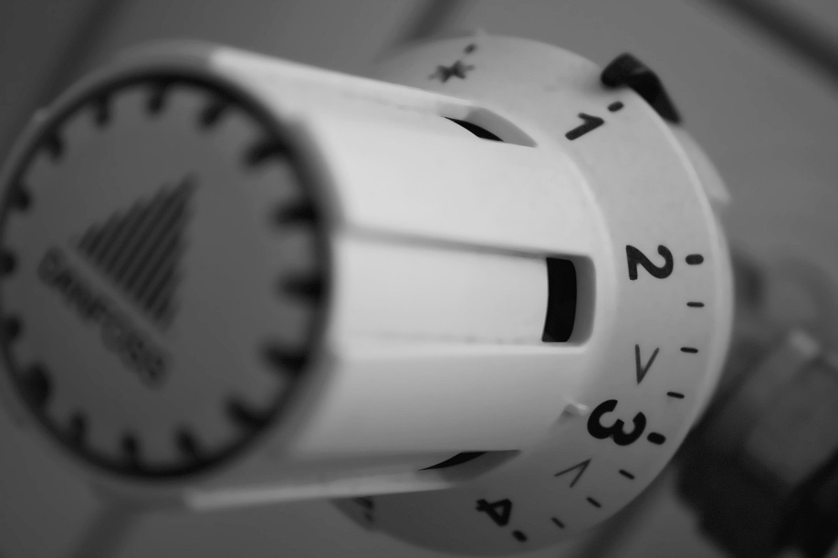 Un gros plan d'un thermostat blanc avec graduations numériques Un gros plan d'un thermostat blanc avec graduations numériques
